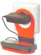 Handyhalter mit Handy in Steckdose