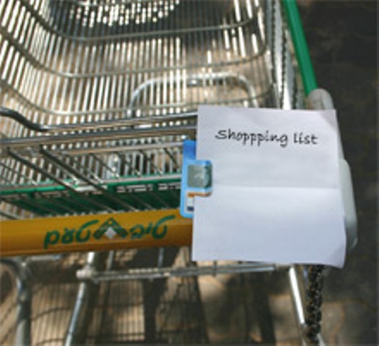 eingesteckte Einkaufsliste in Einkaufwagenchip an Einkaufswagen
