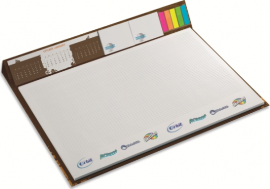 Schreibtischunterlage mit Kalender, Haftnotizen und Marker