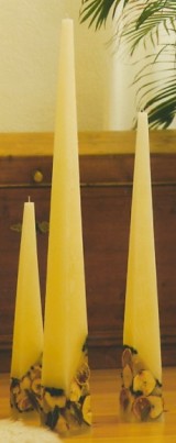 Kerze in Pyramidenform mit Fr&uuml;chten