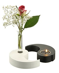 YinYang-Vase mit Rose, Strandflieder und Teelicht